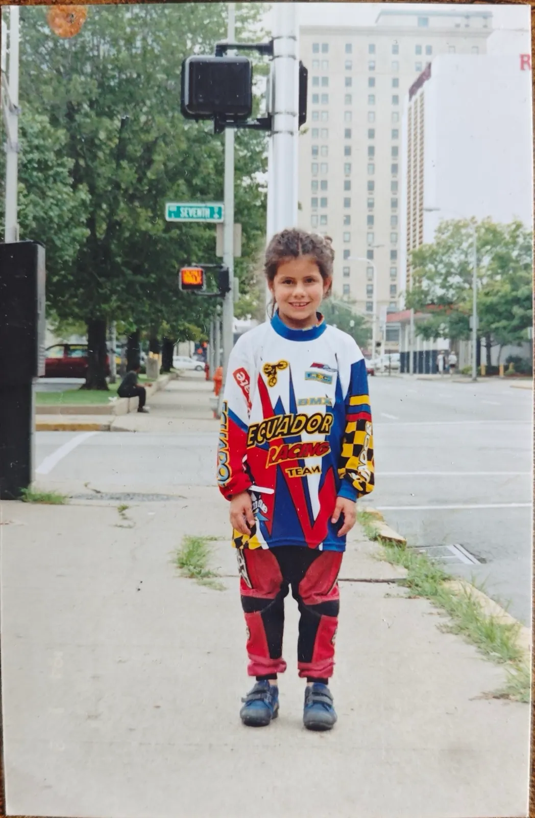 Paula de niña con el uniforme del Ecuador Racing Team de BMX, en Louisville.